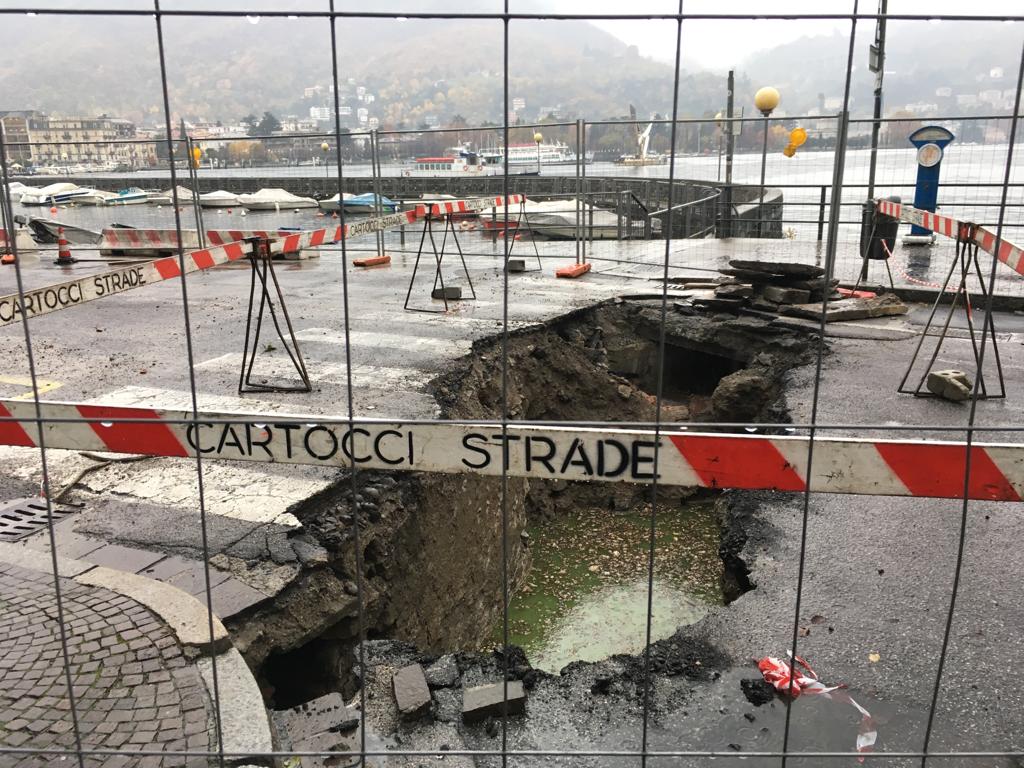 Voragine in viale Geno: crollato l’asfalto sopra la roggia