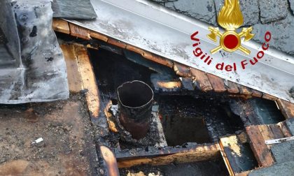 A fuoco il tetto di una casa a Dosso del Liro FOTO