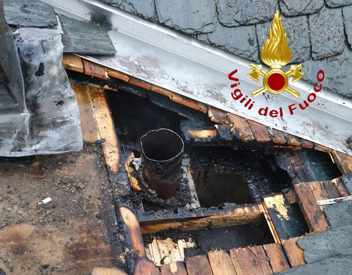 A fuoco il tetto di una casa a Dosso del Liro FOTO