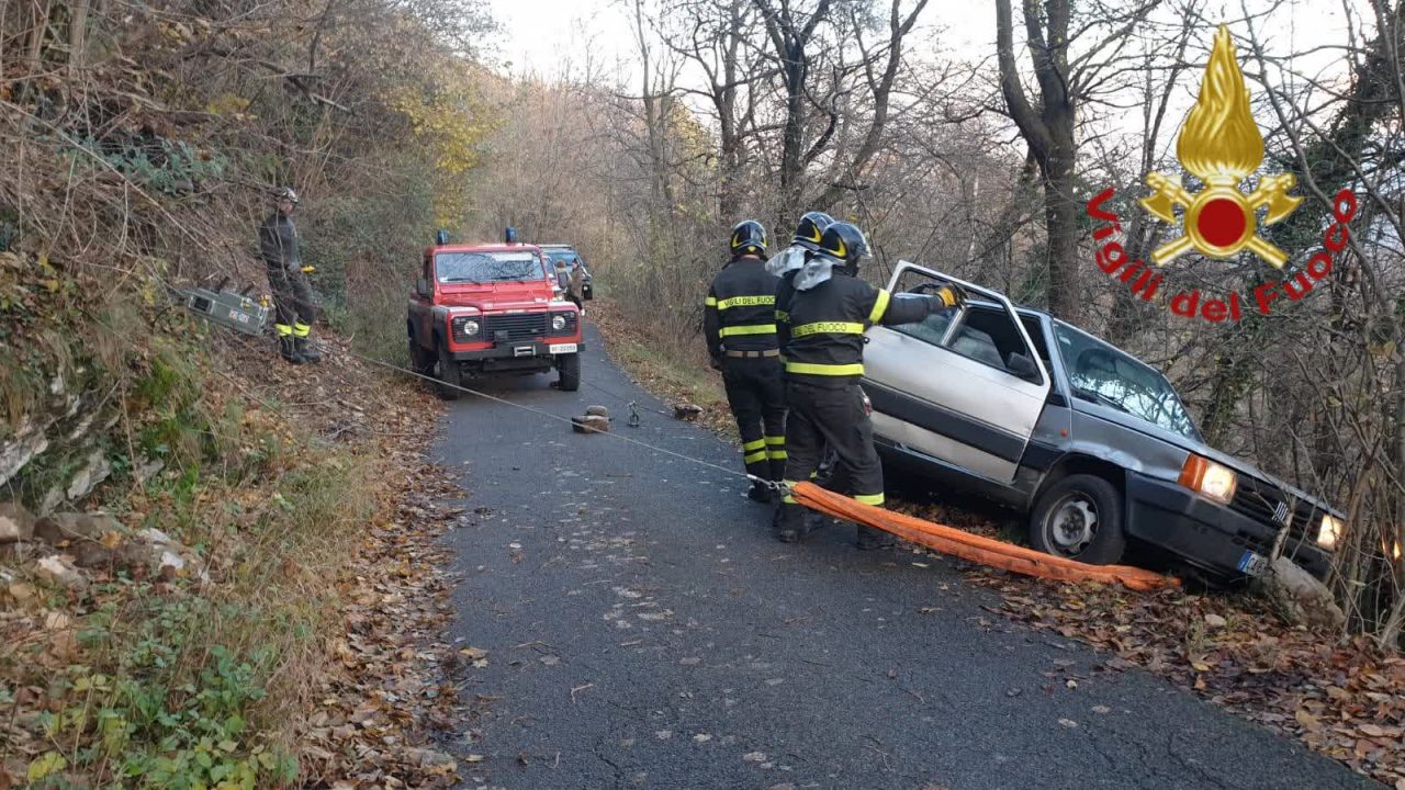 In bilico con l’auto sul ciglio della strada a Cernobbio FOTO