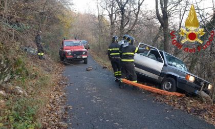 In bilico con l'auto sul ciglio della strada a Cernobbio FOTO