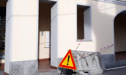 Camion distrugge un balcone a Figino Serenza