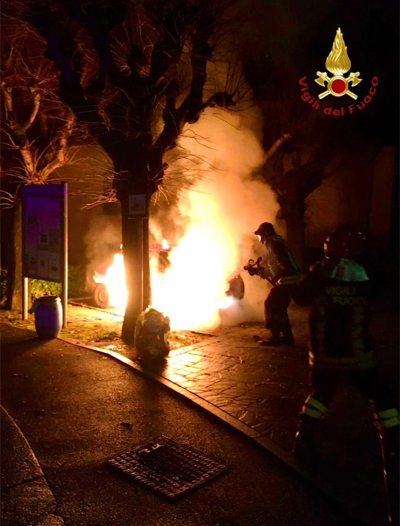 Auto distrutta dalle fiamme a Lurate Caccivio