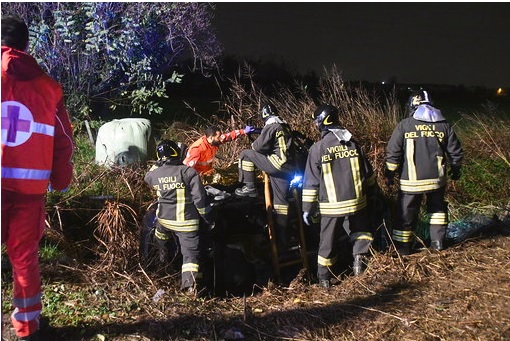 Quattro giovani finiscono fuori strada con l’auto, uno è gravissimo FOTO