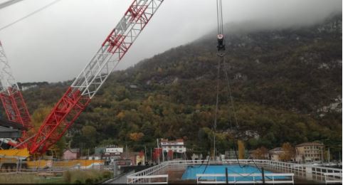 La maxi piscina dei vip è a Parè: super gru per issarla FOTO E VIDEO