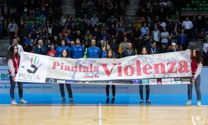 Pallacanestro Cantù si schiera contro la violenza sulle donne FOTO