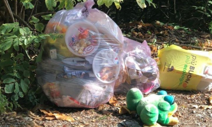"Dimentica" i rifiuti della festa del figlio in strada, individuato e multato