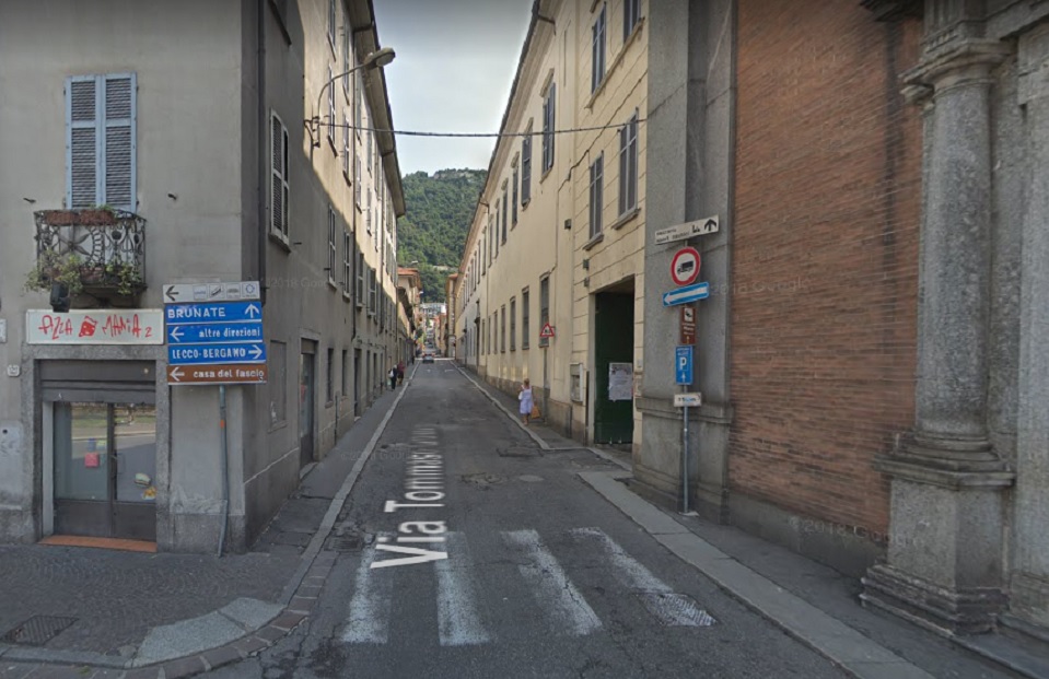Distrutto il semaforo in via Dante: chiuso il tratto di via Tommaso Grossi che porta all’incrocio