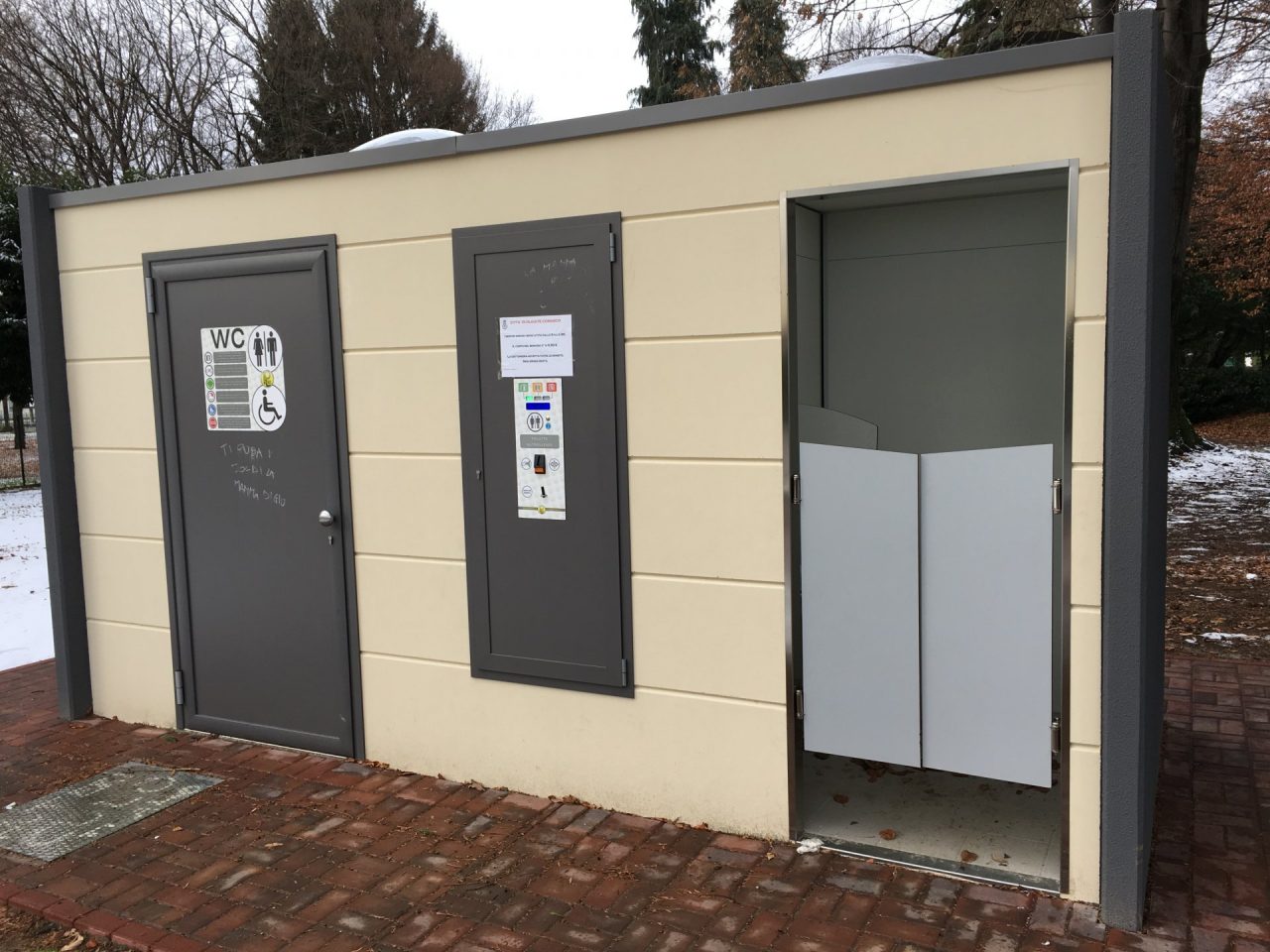 Vandalizzato il bagno pubblico di Villa Peduzzi: conto salato per il Comune di Olgiate