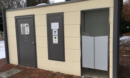 Vandalizzato il bagno pubblico di Villa Peduzzi: conto salato per il Comune di Olgiate