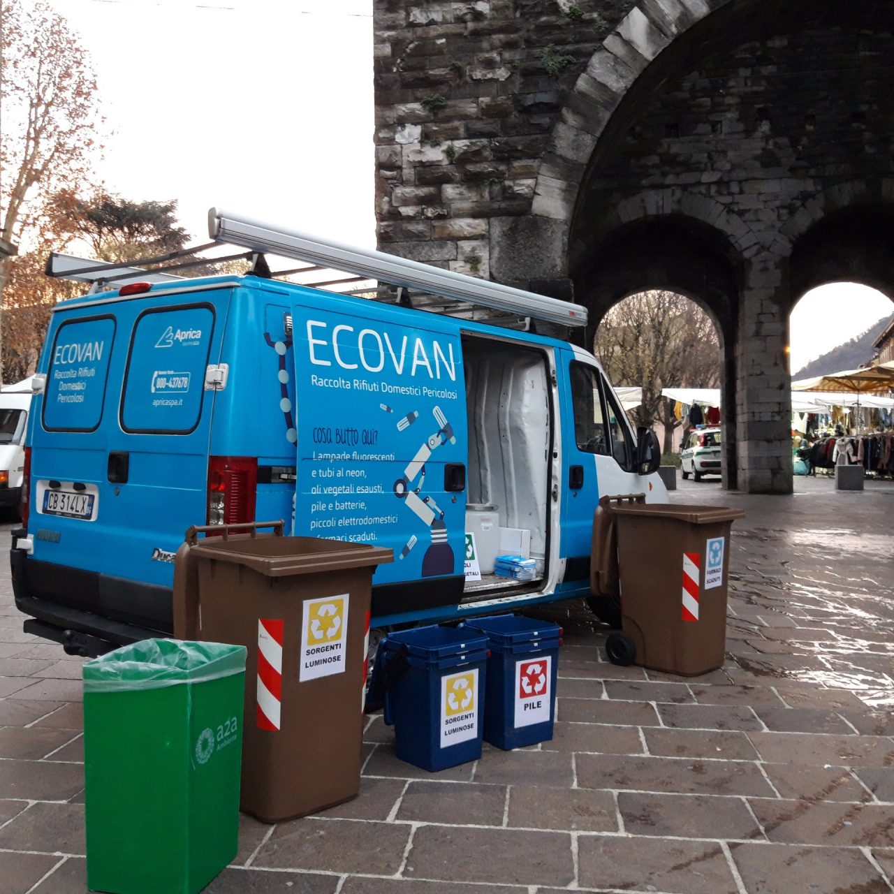 Ecovan a Como per la raccolta di pile, smarphone e farmaci