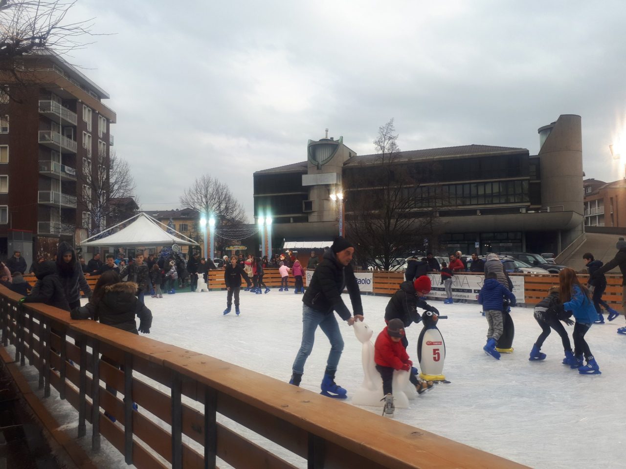Aria di Natale a Erba con i giochi e la pista del ghiaccio