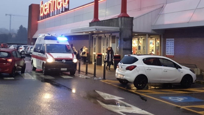 Anziana cade sulla scala mobile, soccorsa in codice giallo