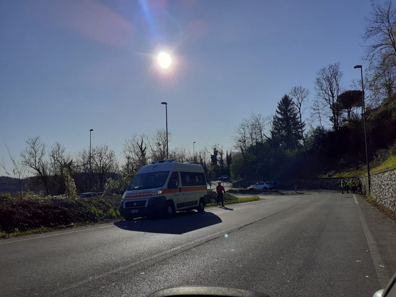 Cade dalla bicicletta ferito un 79enne