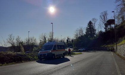 Cade dalla bicicletta ferito un 79enne