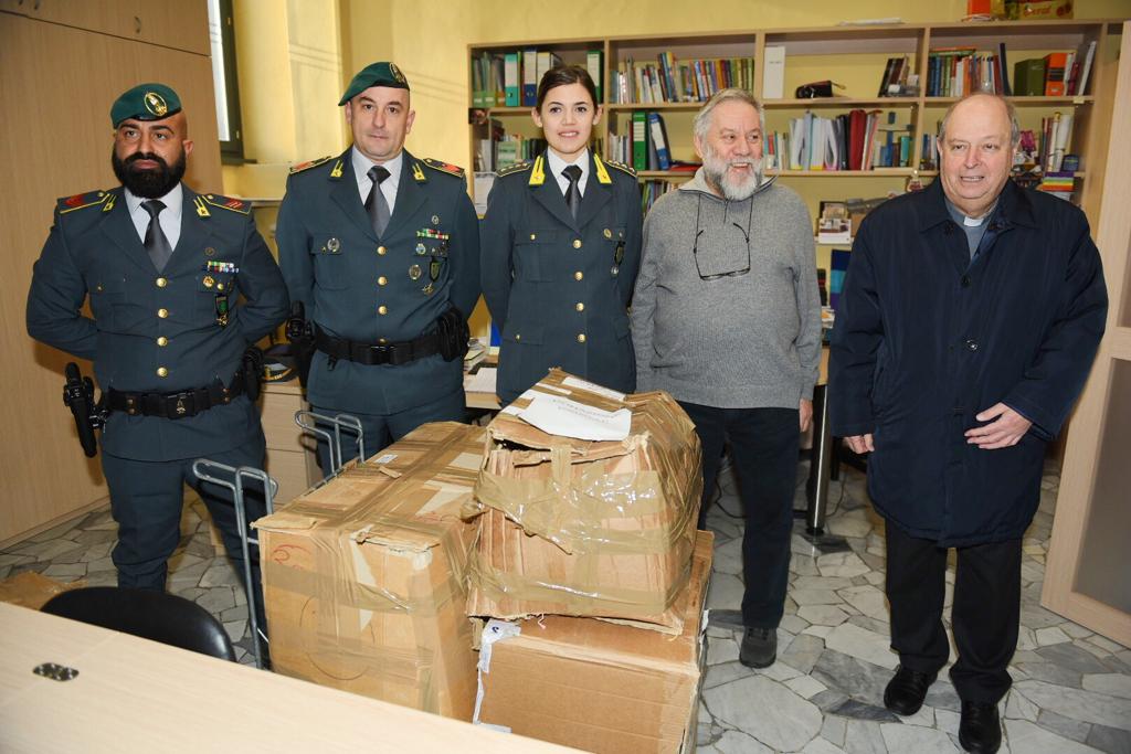 Capi contraffatti donati in beneficenza