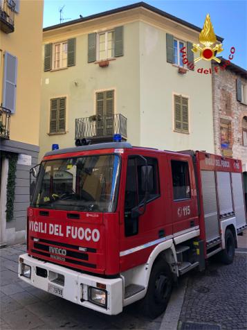 Incendio in via Vittani: intossicata una persona