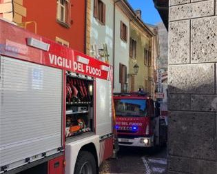 Incendio ad Asso Vigili del fuoco al lavoro