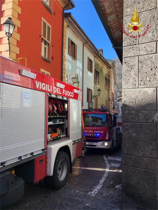Incendio ad Asso Vigili del fuoco al lavoro