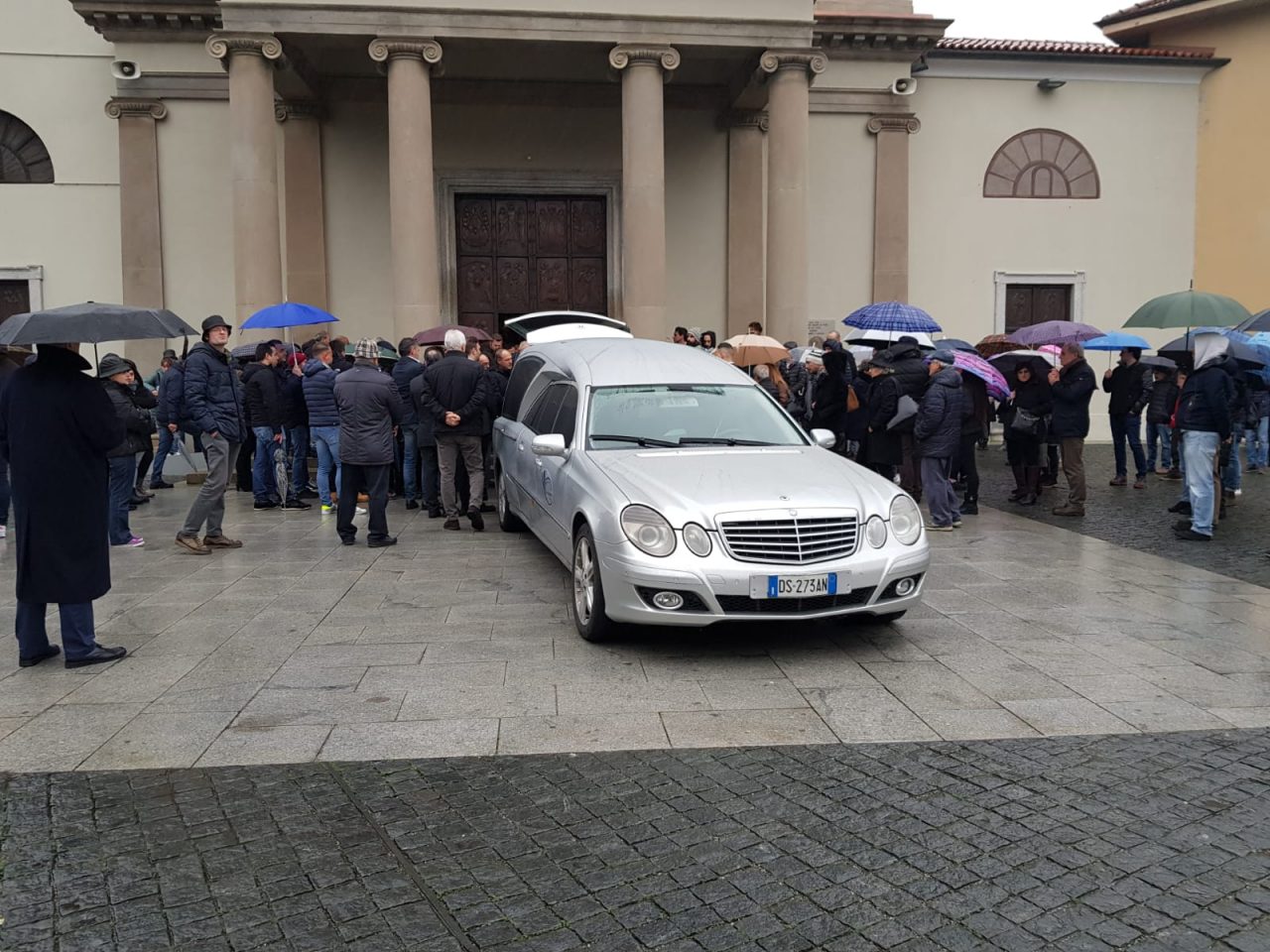 Chiesa gremita per l’addio a Giovanni, il “pizzaiolo vagabondo” morto a 36 anni