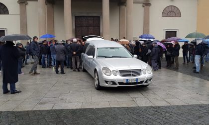 Chiesa gremita per l'addio a Giovanni, il "pizzaiolo vagabondo" morto a 36 anni