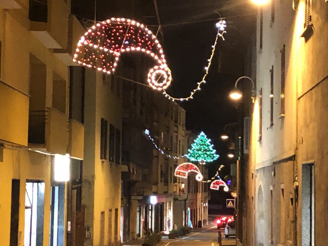 E luce fu: finalmente accese le luminarie in centro