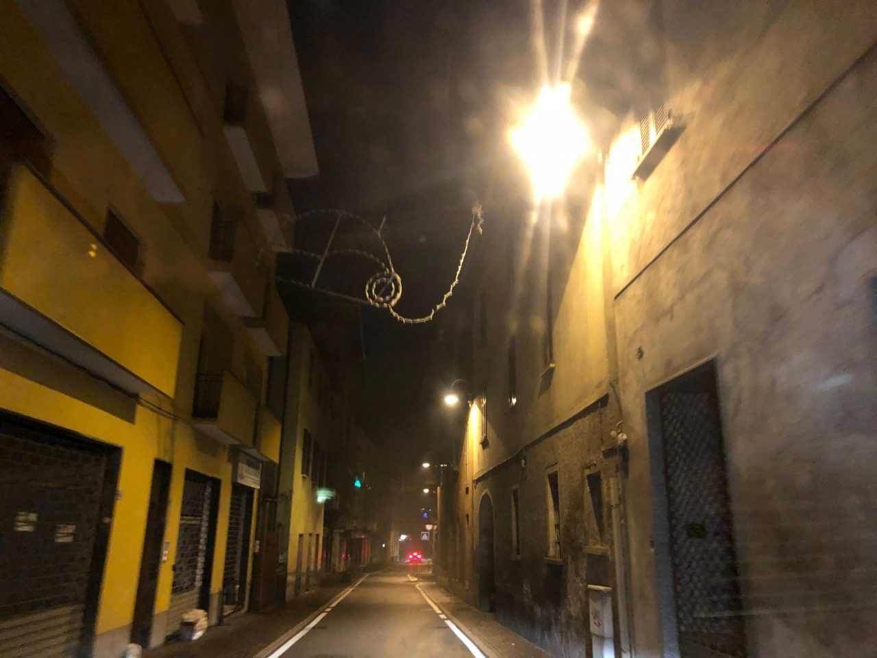 Luminarie “al contrario”: accese di giorno, spente di notte a causa del blackout