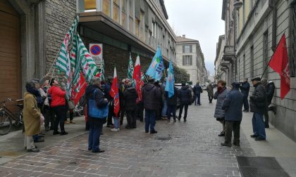 Pensionati in protesta di fronte alla Prefettura di Como: "Chiediamo l'adeguamento delle pensioni"