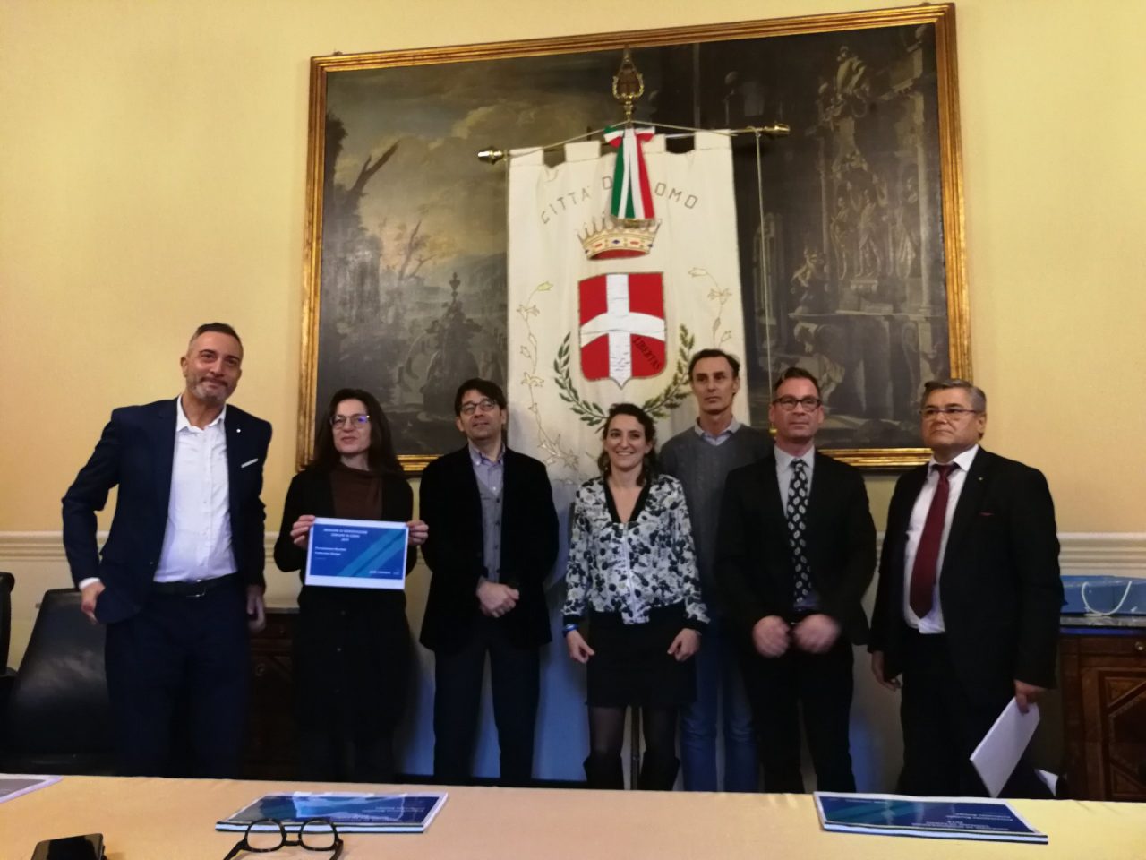 Comaschi soddisfatti della raccolta rifiuti: non convincono pulizia di strade e lago