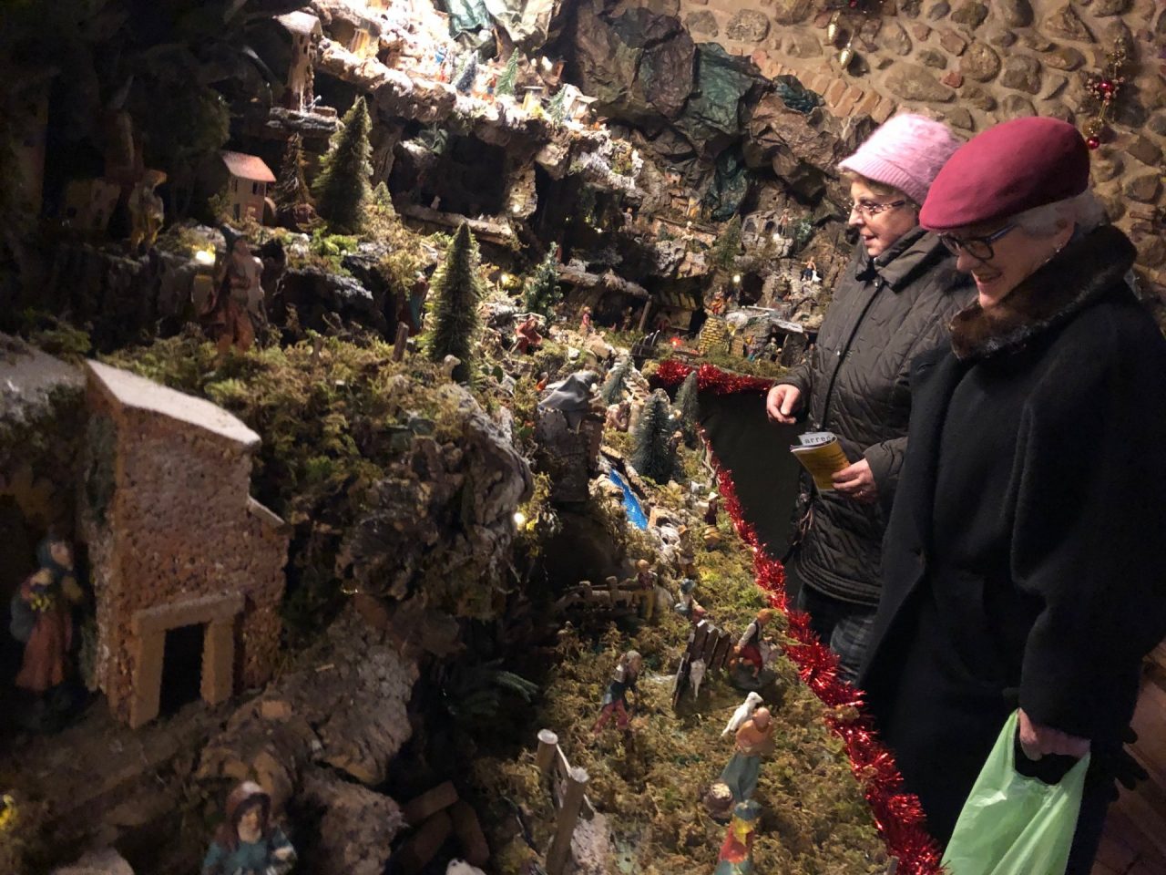 La casa presepe: tra i cittadini in visita c’è anche il sindaco  FOTO e VIDEO