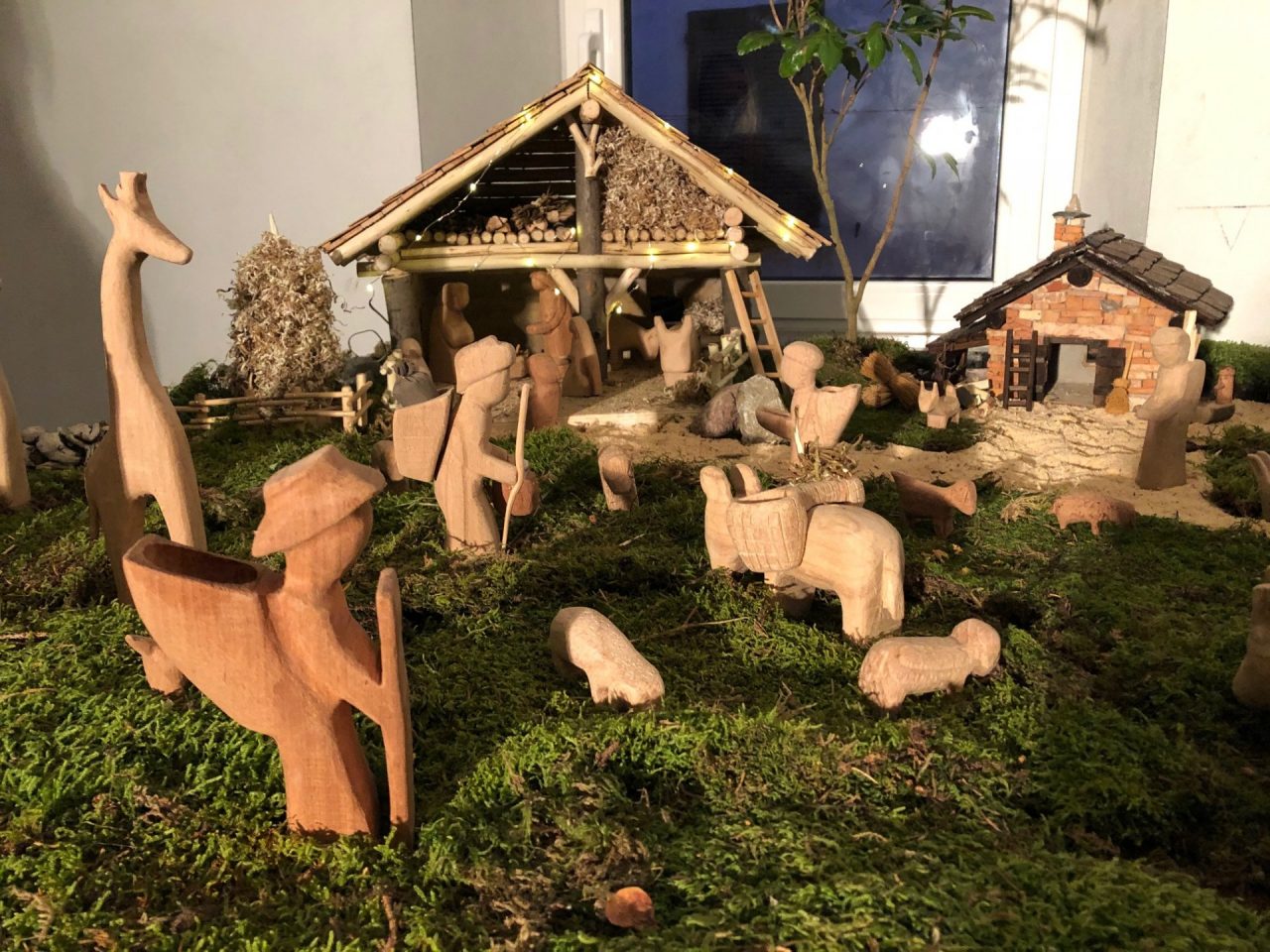 Il presepe nel paese delle meraviglie realizzato tutto a mano FOTO e VIDEO