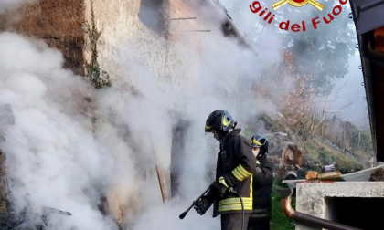 Incendio a Veleso in un cascinale FOTO