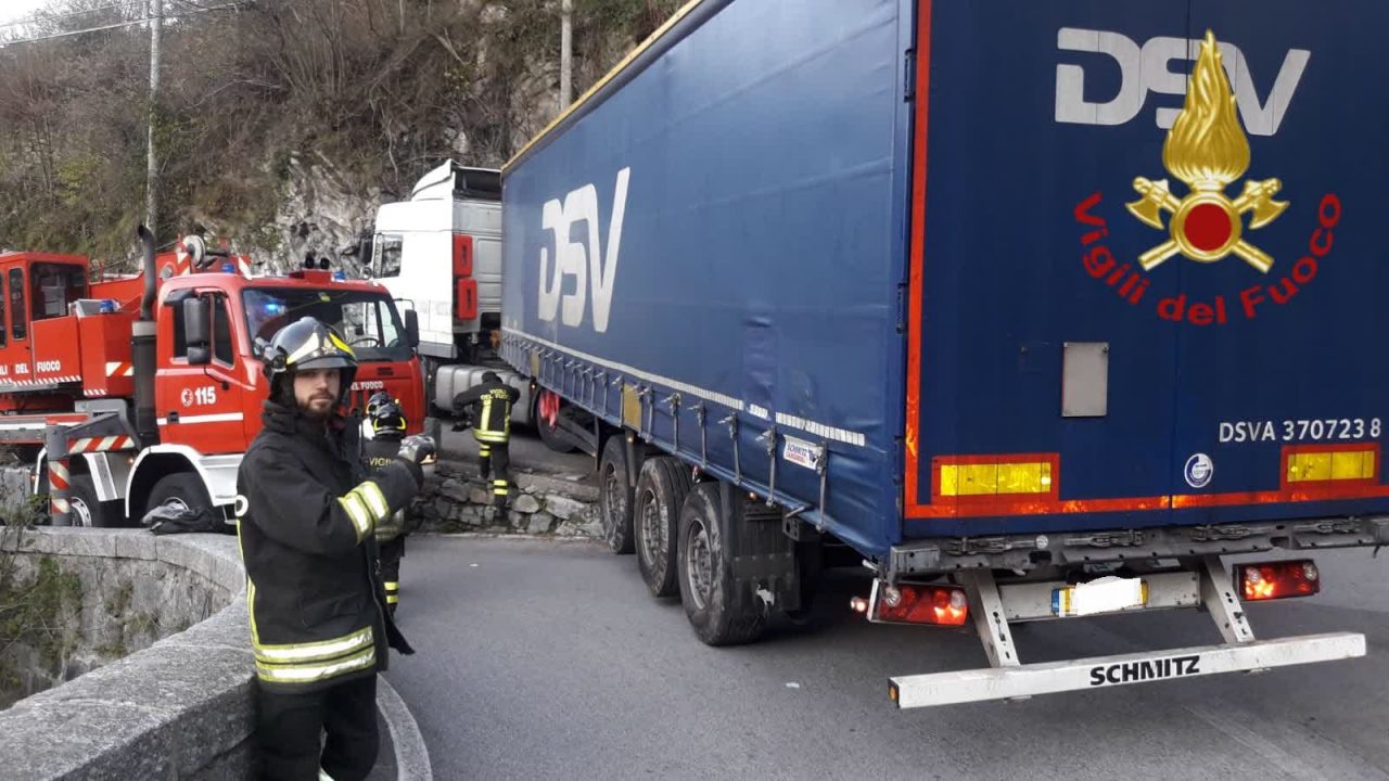 Tir incastrato tra i vicoli di Veleso: Vigili del Fuoco al lavoro