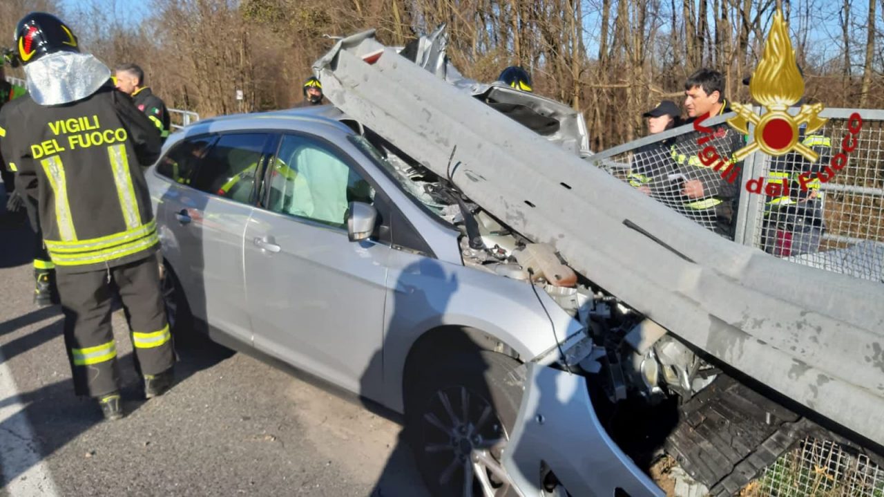 Incidente a Lomazzo all’uscita della A9, schianto contro guardrail FOTO