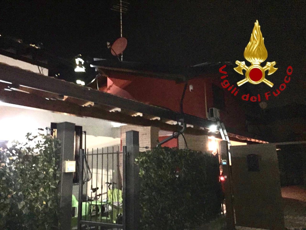 A fuoco il tetto di una villetta a Lurago Marinone SIRENE DI NOTTE