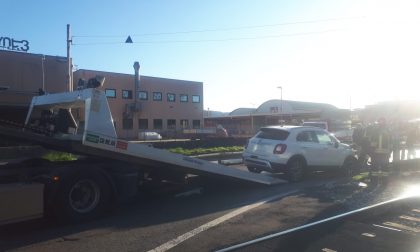 Incidente a Erba auto finisce fuori strada FOTO