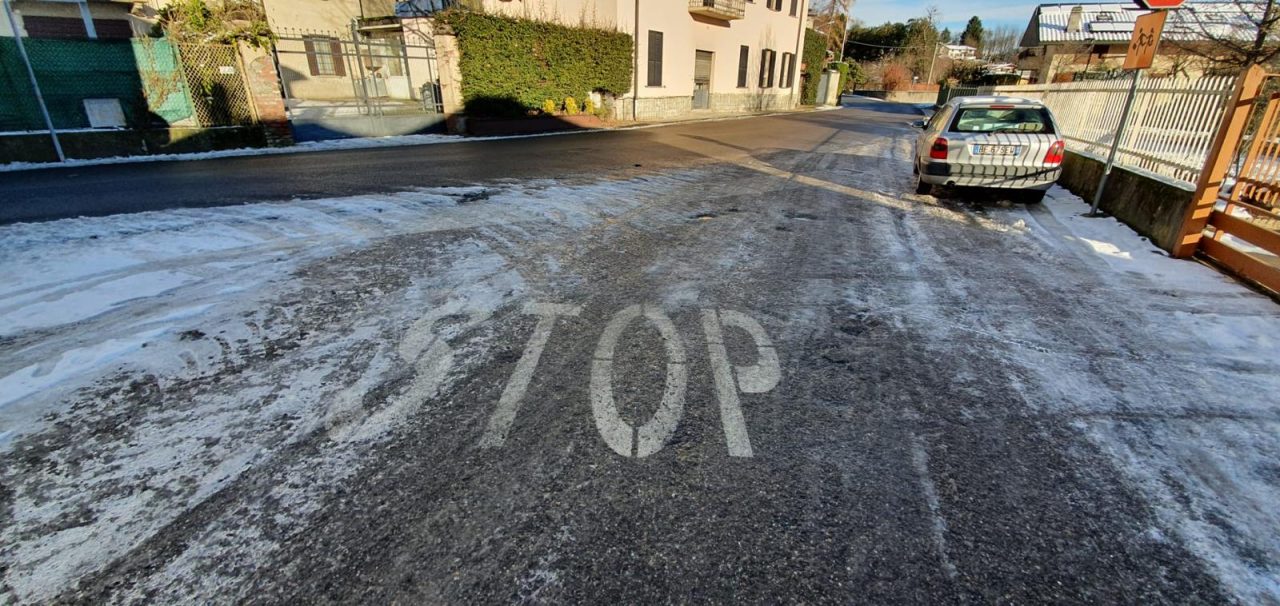 Strade ghiacciate a Olgiate: l’accusa del consigliere Castelli FOTO