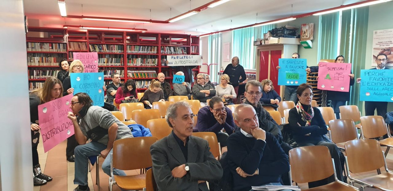 Protesta in consiglio a Lurate: le minoranze dicono “no al consumo di suolo”