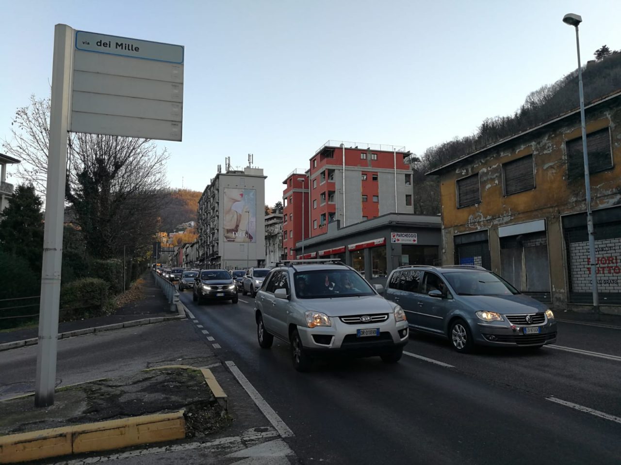 Via per San Fermo chiusa, un tir blocca la Valfresca e in Napoleona un incidente: caos traffico a Como