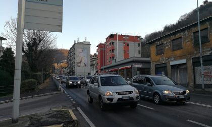 Via per San Fermo chiusa, un tir blocca la Valfresca e in Napoleona un incidente: caos traffico a Como