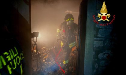 Incendio in una legnaia a Faggeto Lario FOTO