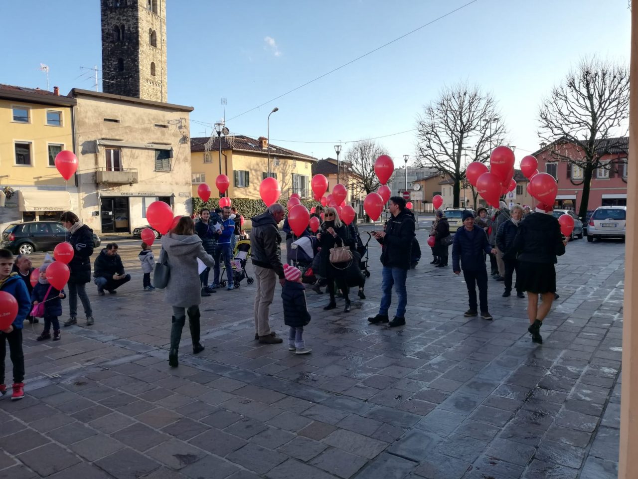 Natale in piazza col Giornale di Erba: il cielo si colora coi nostri palloncini VIDEO