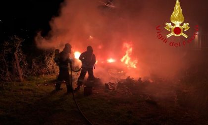 Auto in fiamme ad Erba