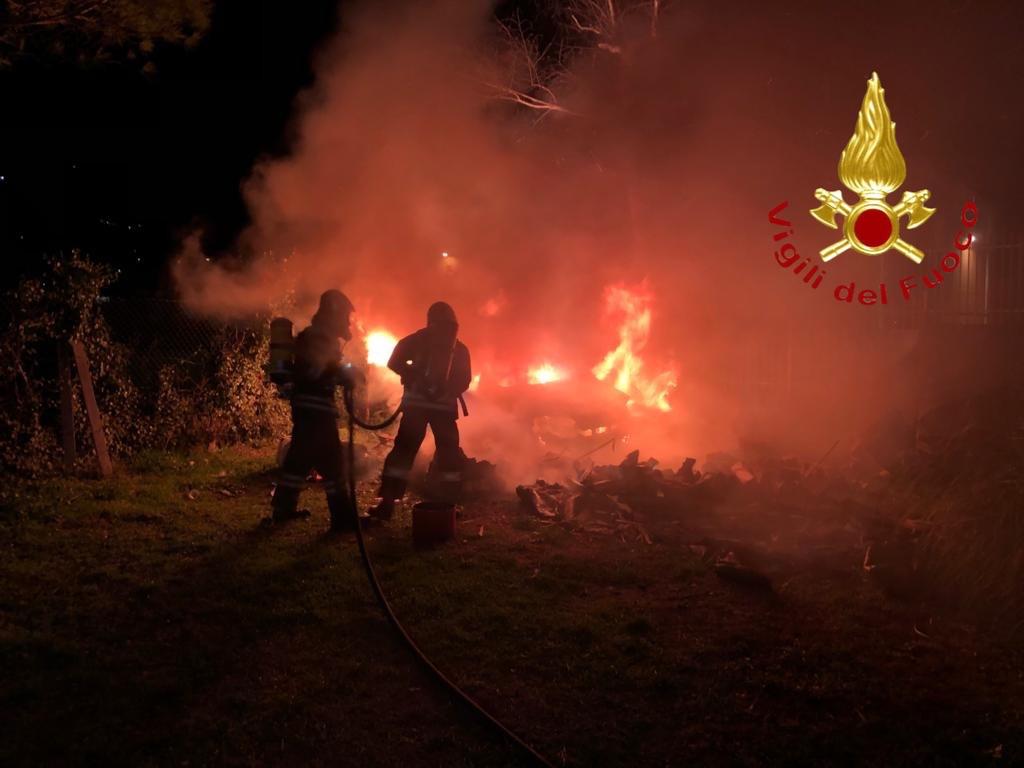 Auto in fiamme ad Erba