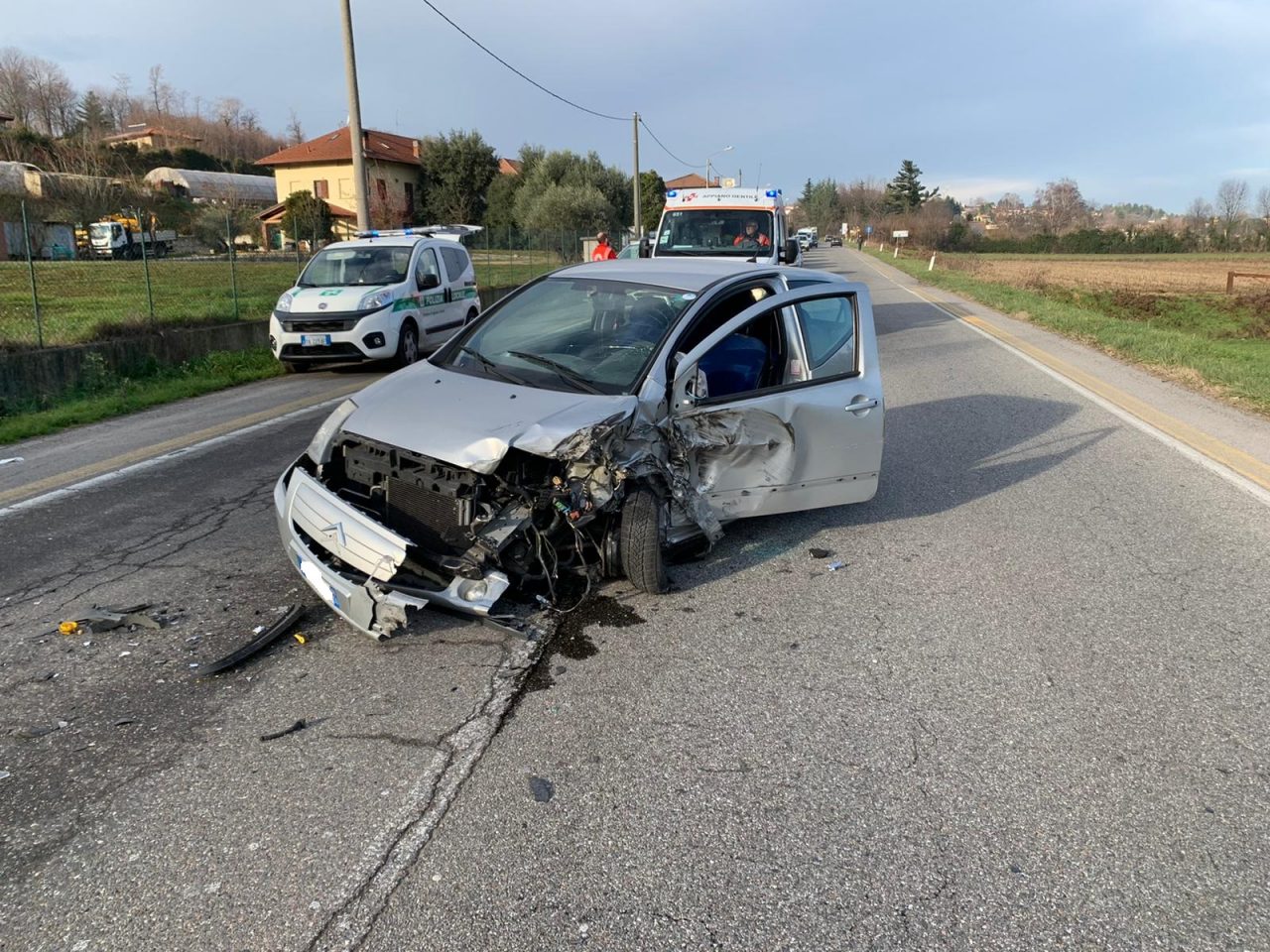 Scontro tra un bilico e un’auto ad Appiano Gentile FOTO e VIDEO