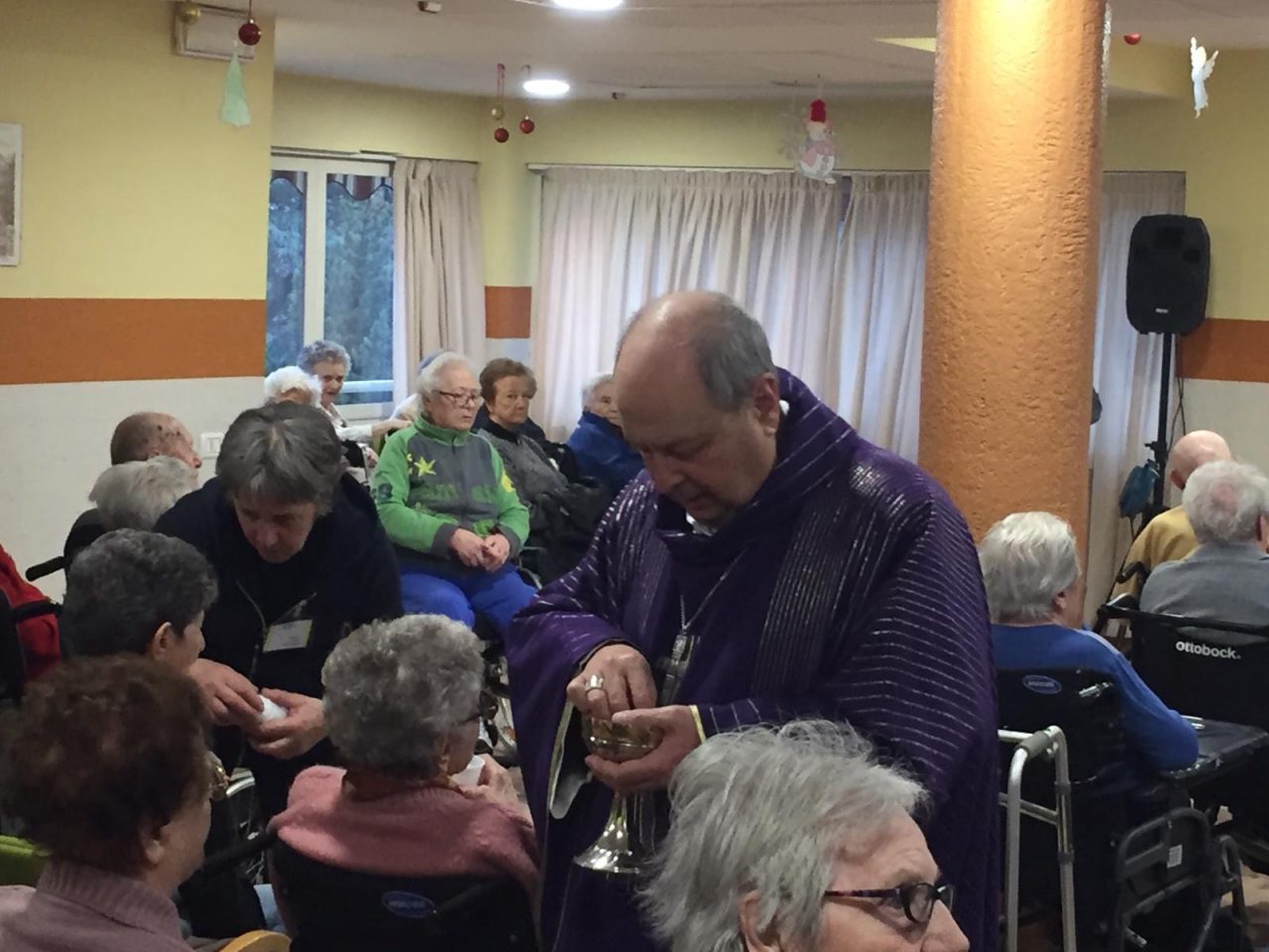 Il vescovo in visita alla Casa anziani