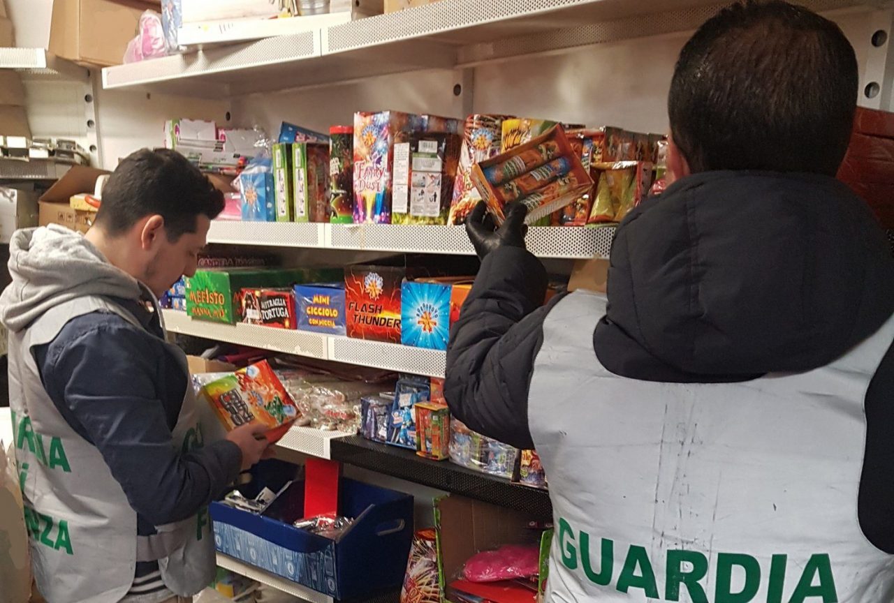 Maxi sequestro di fuochi d’artificio in 5 negozi: erano immagazzinati con materiale infiammabile