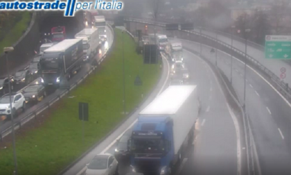 Incidente in galleria Monte Olimpino, auto in colonna