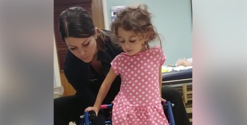 L’incredibile forza della piccola Nicole: il traguardo dei suoi primi passi VIDEO