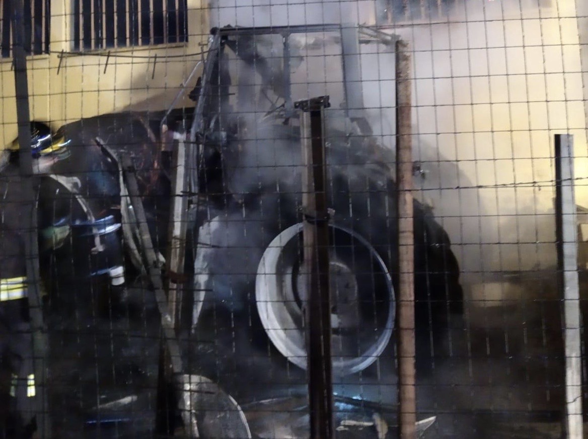 Il trattore si incendia, intervengono i Vigili del fuoco